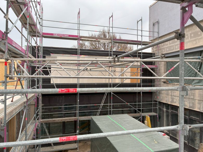 The façade facing the inner courtyard has been completed.