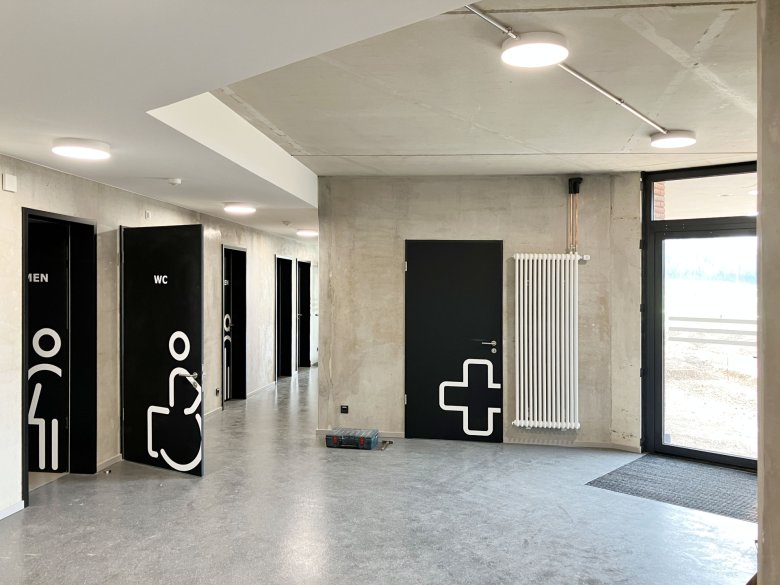 Corridor area and access to the changing and sanitary areas