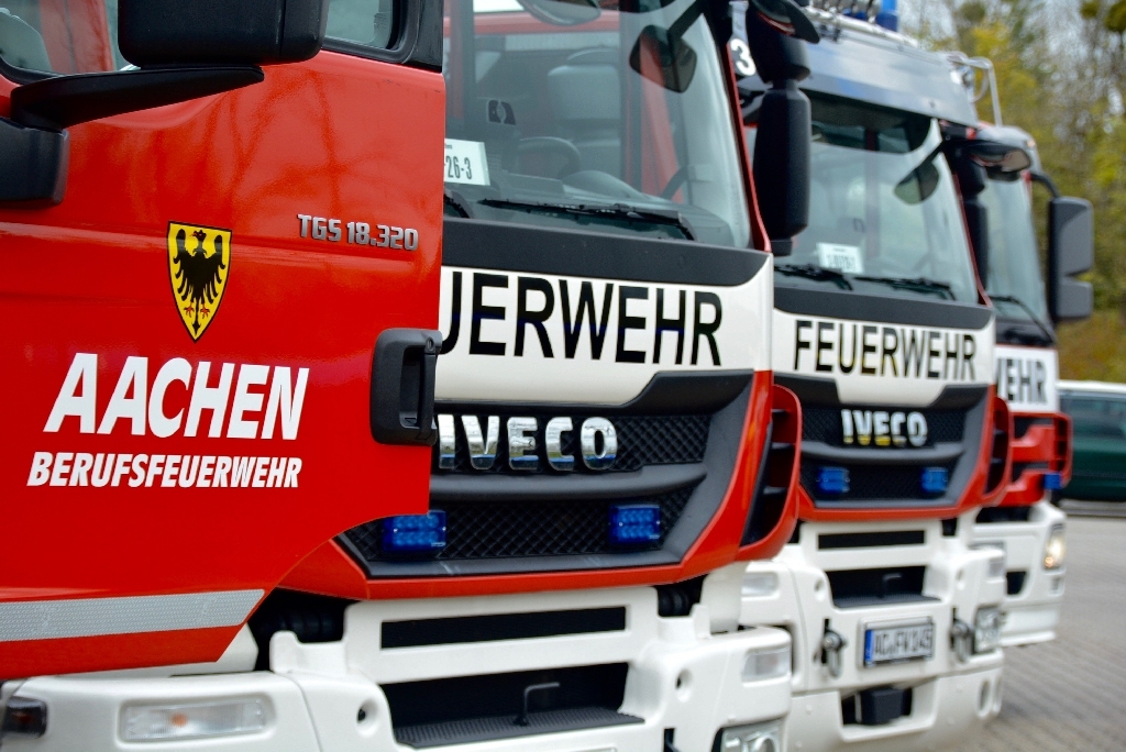 Fire engines in series The various vehicles of the fire department, which are distributed across the watch locations in Aachen, stand in a row at a slight angle with their muzzles facing the camera. The vehicle in front has a door open