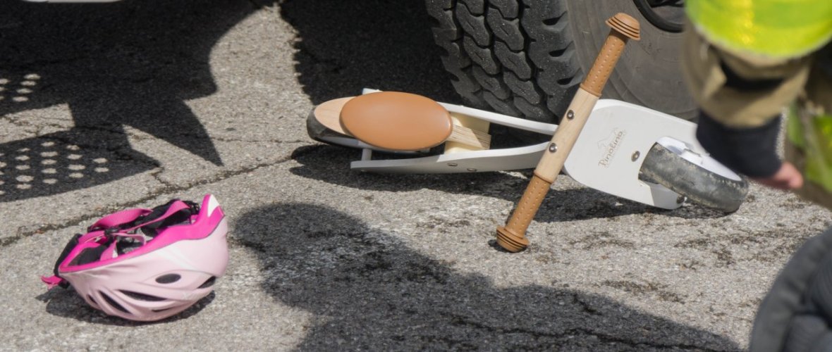 Probably the worst part of the job are missions involving children or when patients don't survive the mission. Such things can be difficult to deal with when in doubt. Here is a picture of a child's balance bike and a child's helmet lying under a large tire.