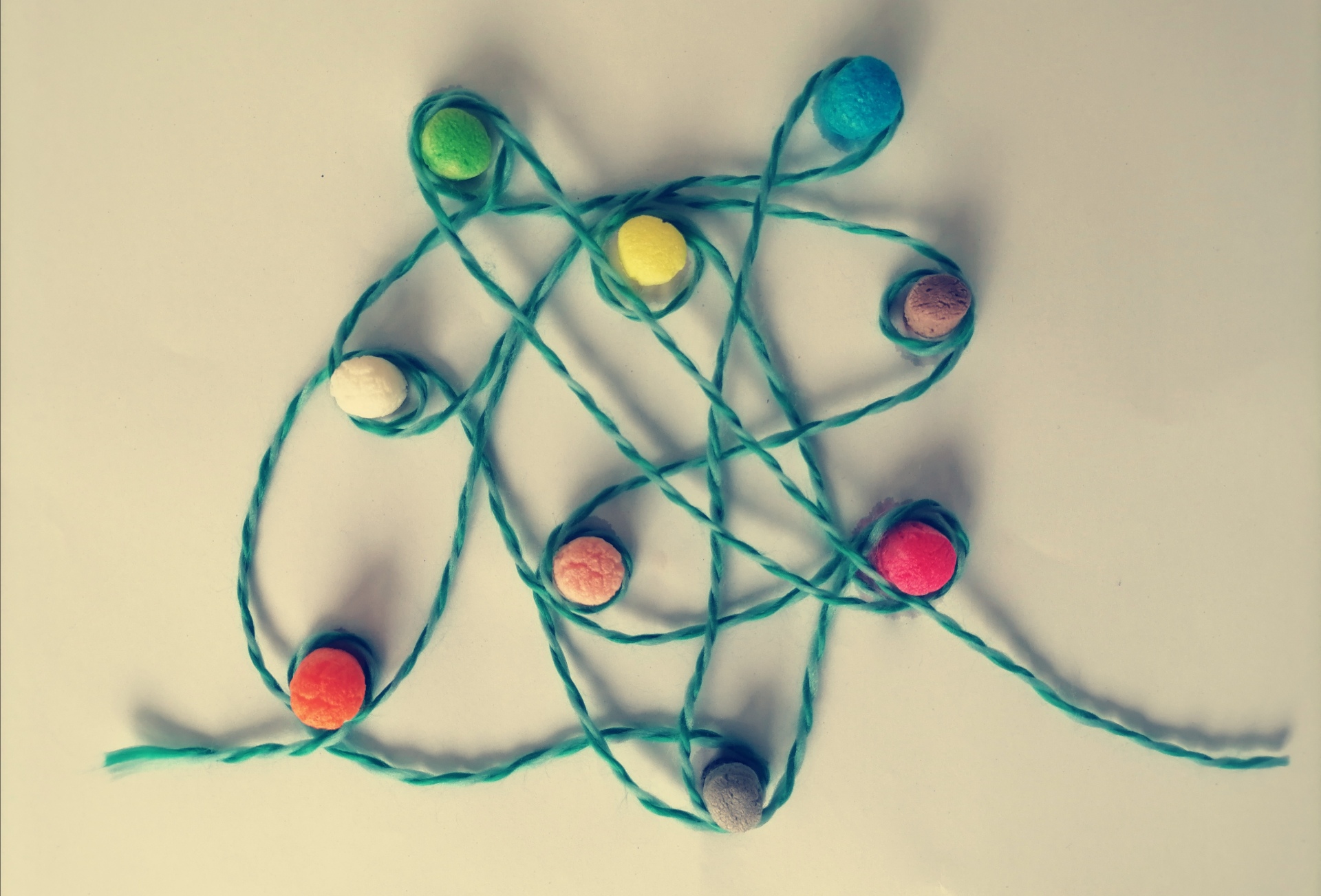 Wool with colorful elements Wool thread with colorful elements