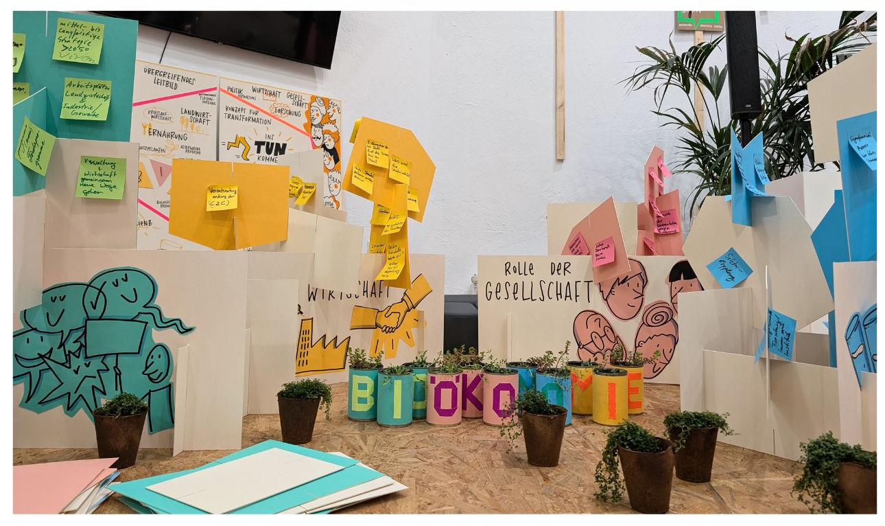 Close-up from the OecherLab: The word bioeconomy is written on a table, made up of cubes.