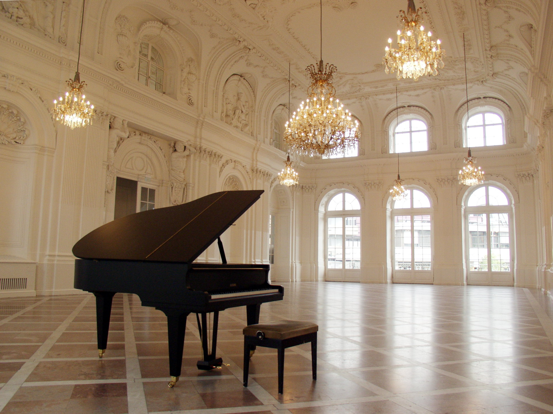Old Kurhaus Aachen A grand piano in the ballroom. The historic Alte Kurhaus in Aachen is a unique venue for festive occasions.