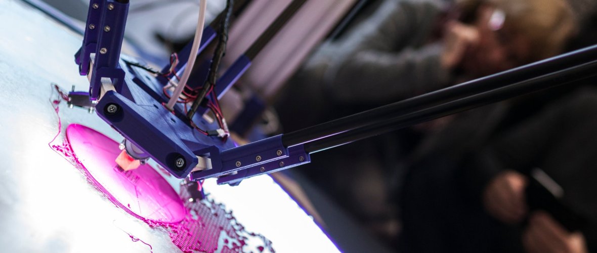 Photo of a 3D printer in the Ludwig Forum for International Art during the Geometry Lab.