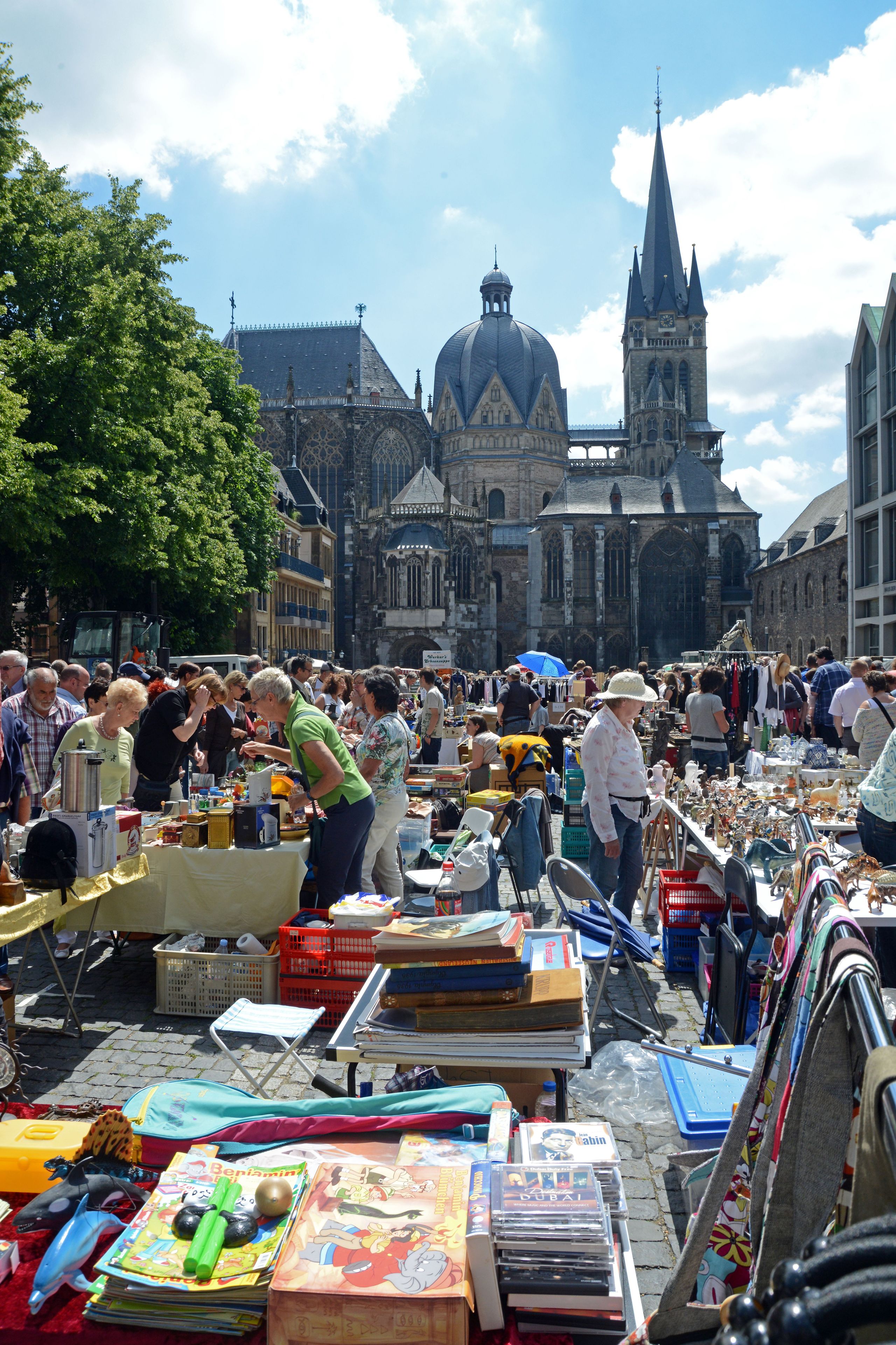 Old town flea market Katschhof: people between tables with goods.