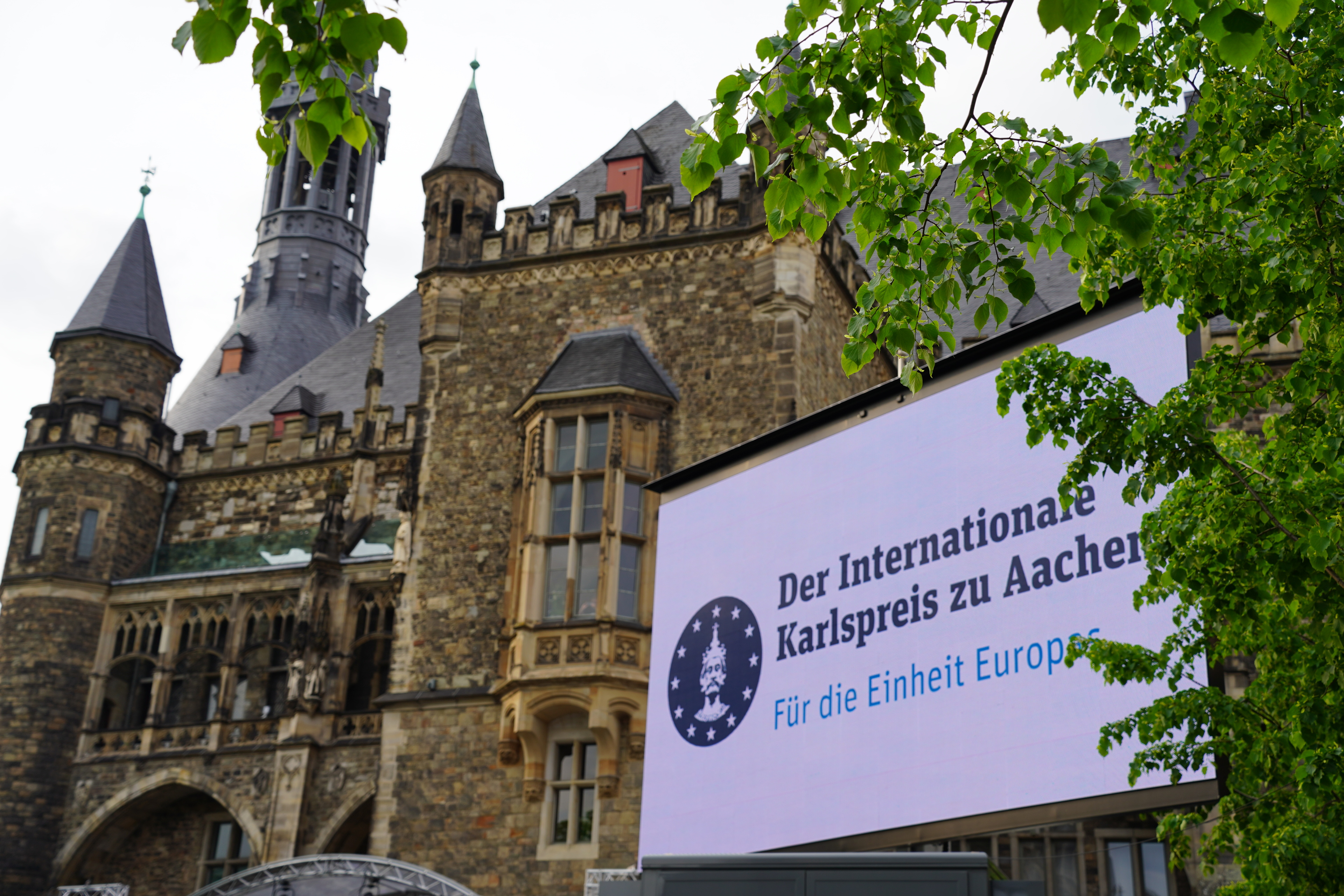 On the Katschhof: In the foreground, a sign with a reference to the Charlemagne Prize award ceremony. The town hall in the background.