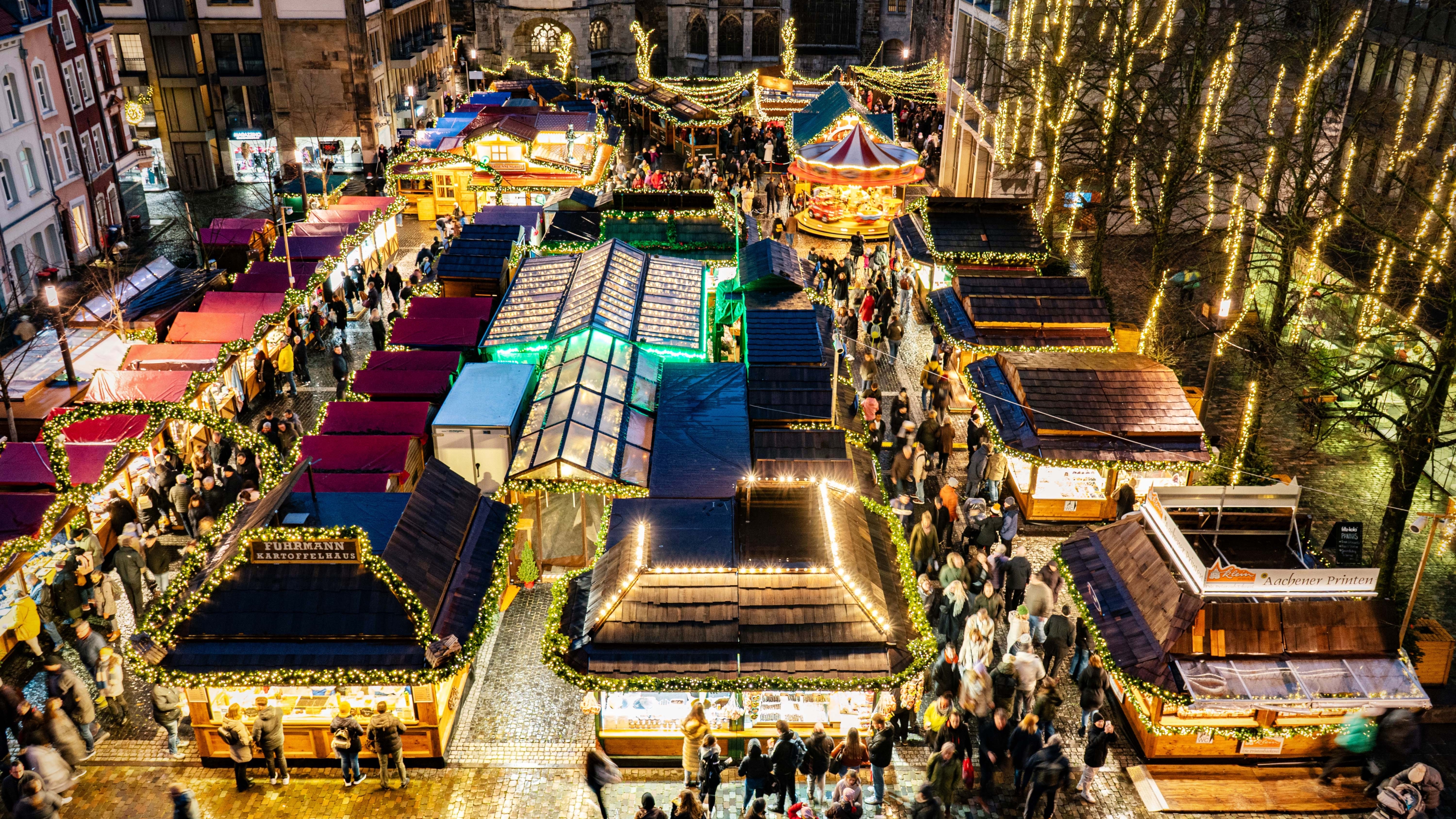 The Christmas market in Aachen: Brightly lit stalls on the Katschhof.