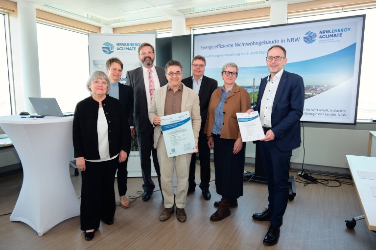 Award for the exemplary energy-efficient Stettiner Straße daycare center building: (from left) Gabriele Hajok, Nicola Herkrath (Herkrath+Herkrath achitekten), Jens Hauschild, Leonidas Papadopoulos (all from Aachen's Building Management), Carsten Petersdorff (State Society for Energy and Climate Protection), NRW State Secretary Silke Krebs and Aachen's Head of Building and Climate Department Heiko Thomas