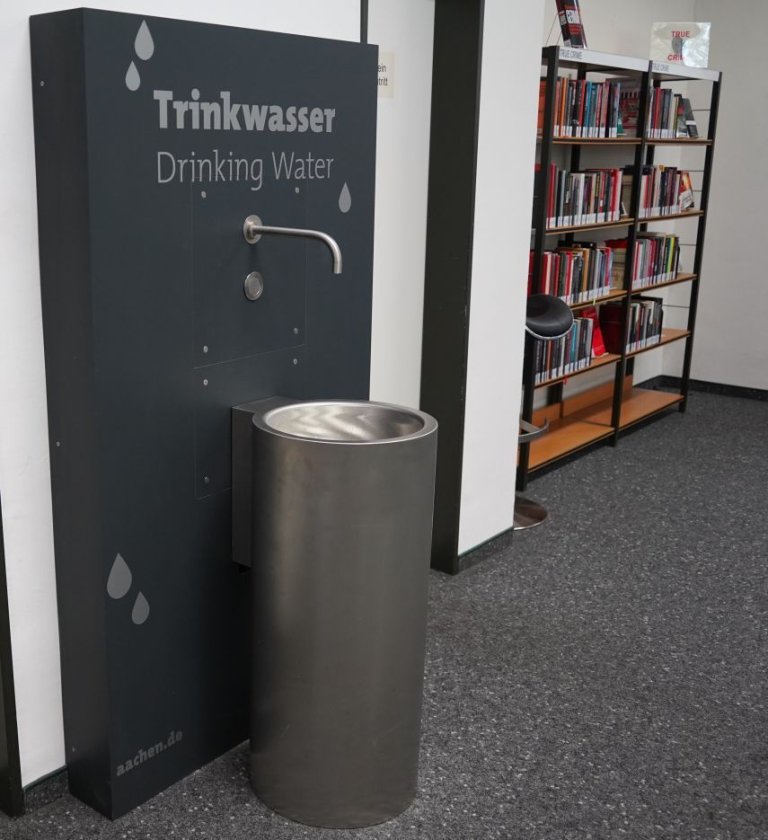 The new drinking water fountain with its urban design is located on the second floor of the city library.