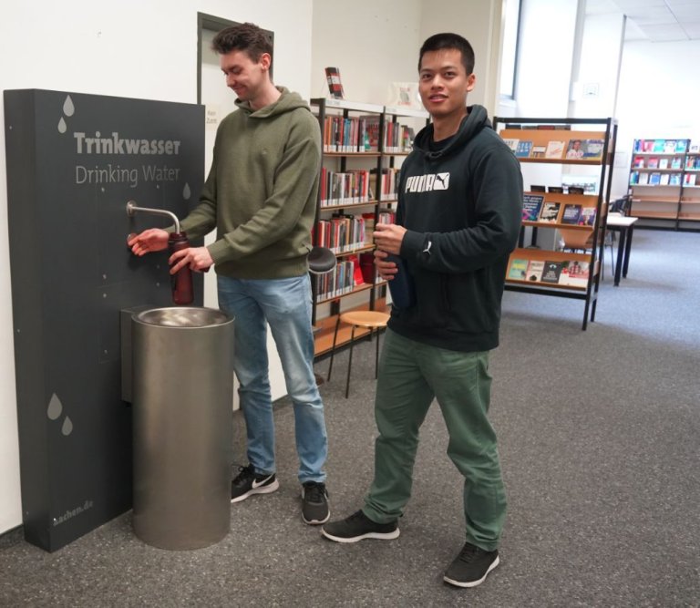 Well received: The first visitors have already tapped a bottle of fresh drinking water from the new dispenser in the city library.