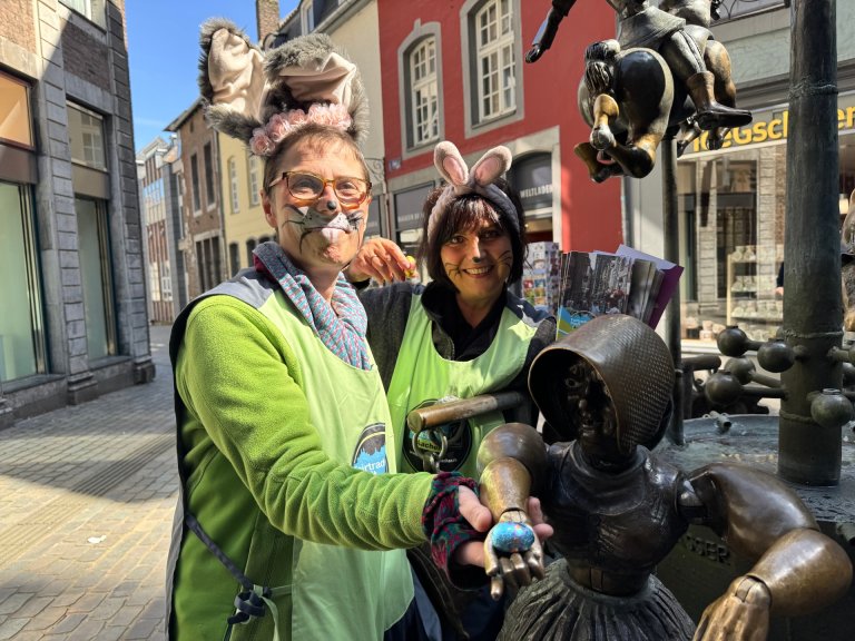 Fairtrade Easter bunnies for a day: Fabiola Blum and Mona Pursey distribute Fairtrade chocolate eggs in the city center around the Aachen market (Photo 1: Pursey, right, Blum, left.