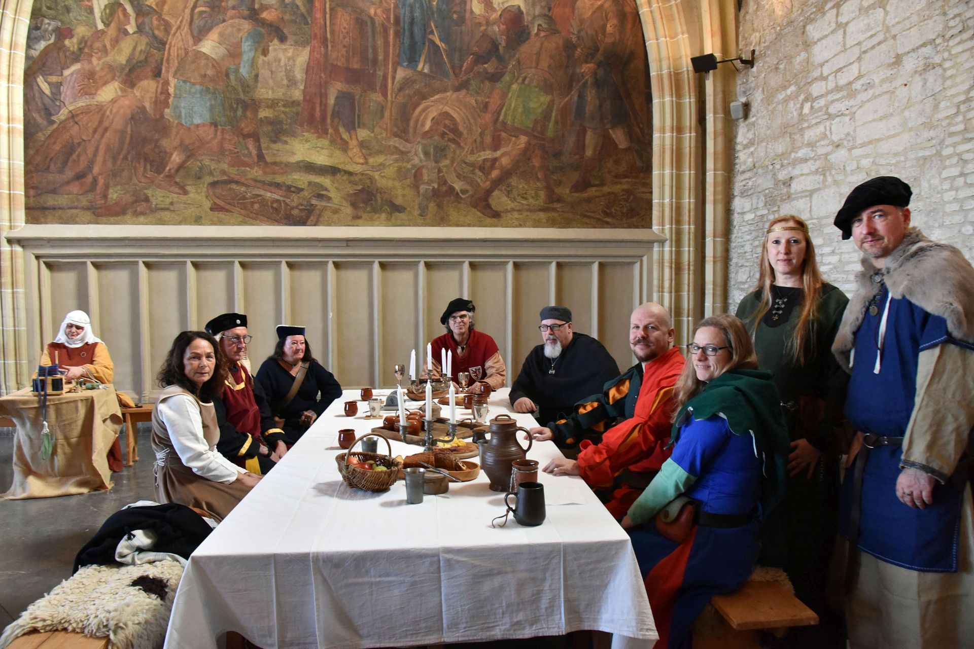 Taking part in the medieval hustle and bustle in Aachen's town hall: the Limburg Knighthood and Arnd Jansen with his Saker falcon.