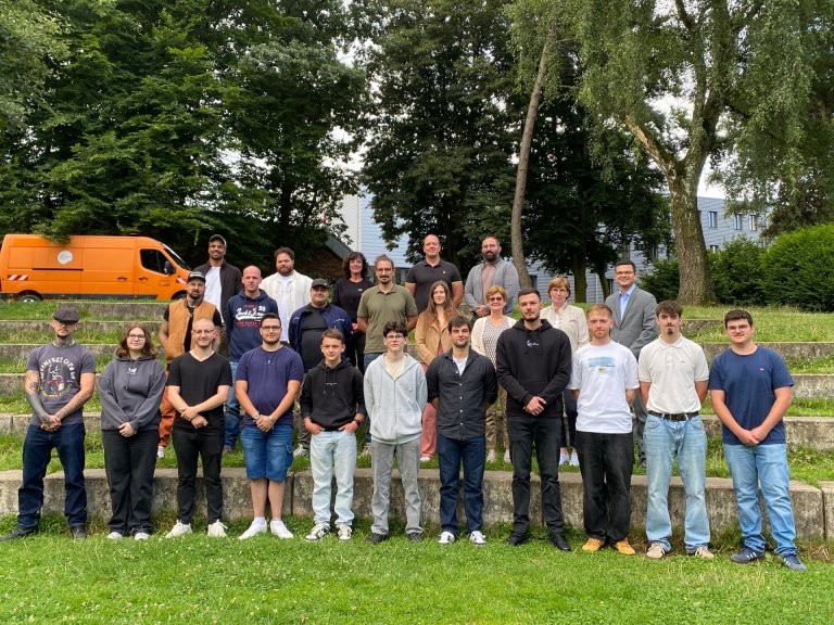 Eleven new trainees are welcomed to the municipal company by new colleagues and trainers.