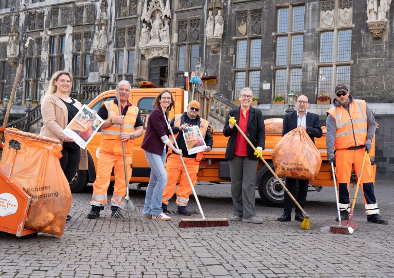 Working together for a clean city: Manuela Wolf, Andre Jussen, Indra Balsam, Florian Röber, Lord Mayor Sibylle Keupen, Heiko Thomas and André Kogel (from left).