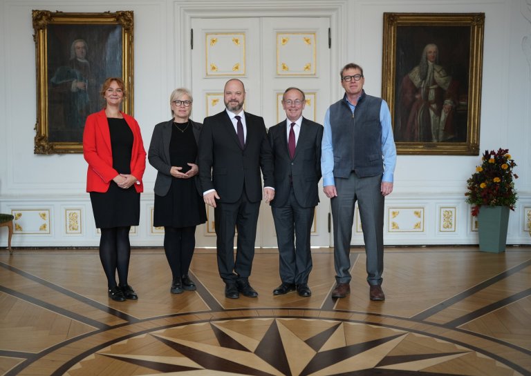 Mayor Michael Ziemons, EU Director Patrick Child, City Planning Councillor Frauke Burgdorff, Kristine Hess-Akens from the city's Strategic Projects department and Klaus Meiners, Head of the Climate and Environment department, stand in the White Hall.