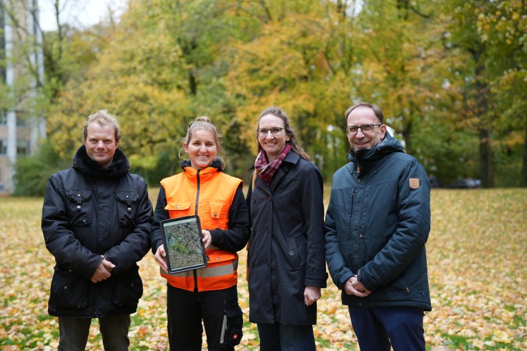 City employees Maurice Vonhoegen, Yasemin Güster, Indra Balsam and Heiko Thomas stand on the Lousberg in Aachen.