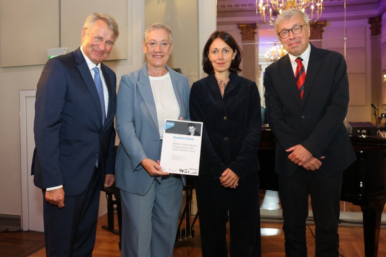 Olaf Müller (Head of Kulturbetrieb Aachen), Lord Mayor Sibylle Keupen, prizewinner Daniela Krien, Axel Schneider (Chairman of the WH Society and the jury) at the award ceremony in the Spiegelfoyer of Theater Aachen.