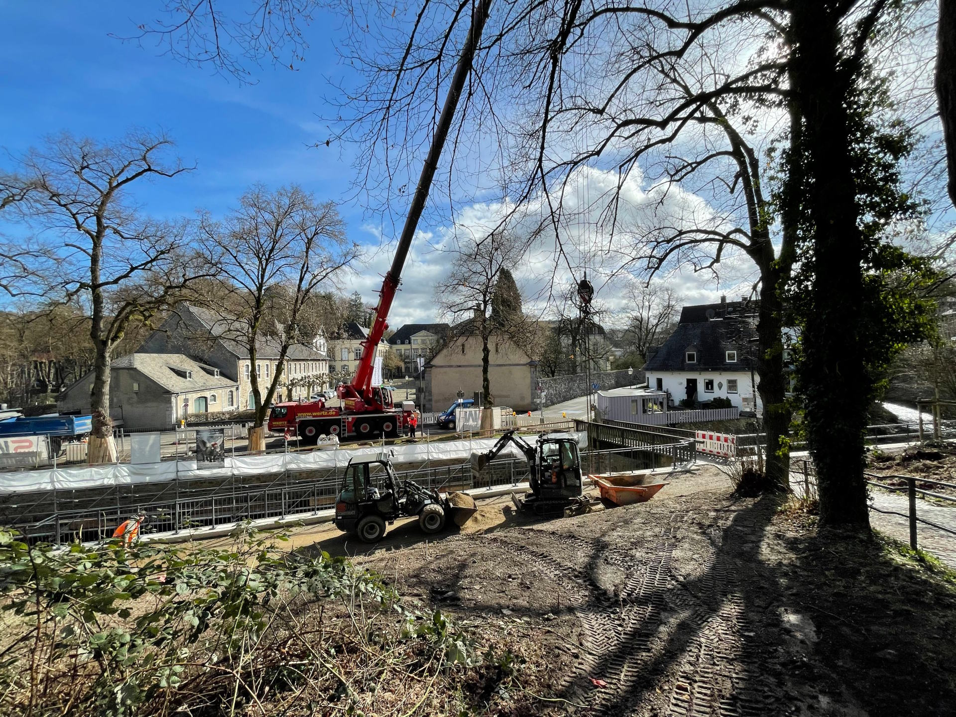 Construction machinery on the bank of the Inde in Kornelimünster.