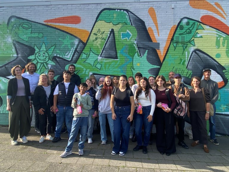 Group photo with students and project leaders.