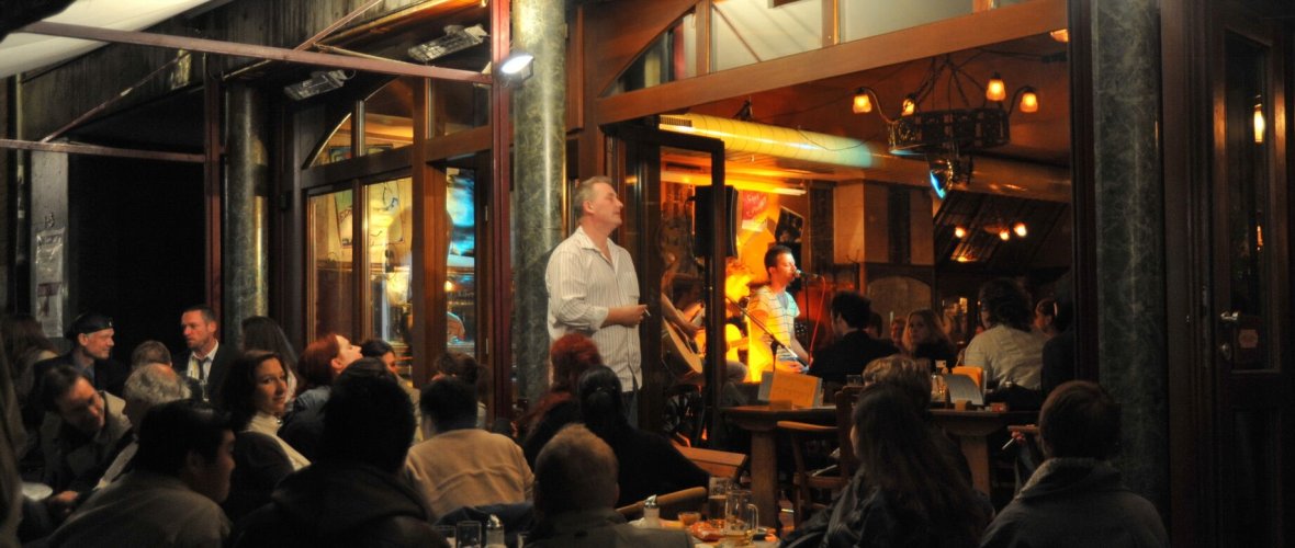 Un bar typique d'Aix-la-Chapelle dans la Pontstraße la nuit