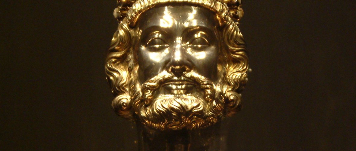 Le buste de Charles est un reliquaire créé vers 1350 et exposé dans le trésor de la cathédrale. Le buste est doré et incrusté de pierres précieuses. Il est éclairé.