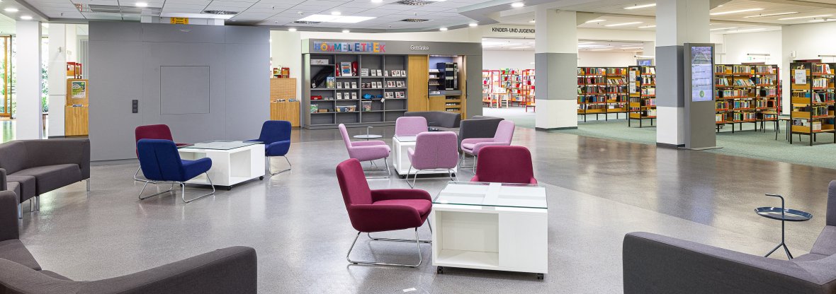 Espace lounge de la bibliothèque municipale avec des sièges