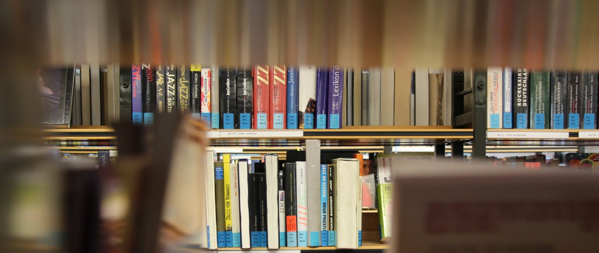 Gros plan sur des livres dans l'étagère de la bibliothèque