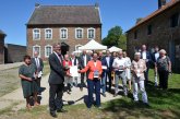 Les gens se tiennent debout dans le domaine de Branderhof. Remise de la décision de subvention par Ina Scharrenbach (ministre de la patrie, des affaires locales, de la construction et de la numérisation du Land de Rhénanie-du-Nord-Westphalie).