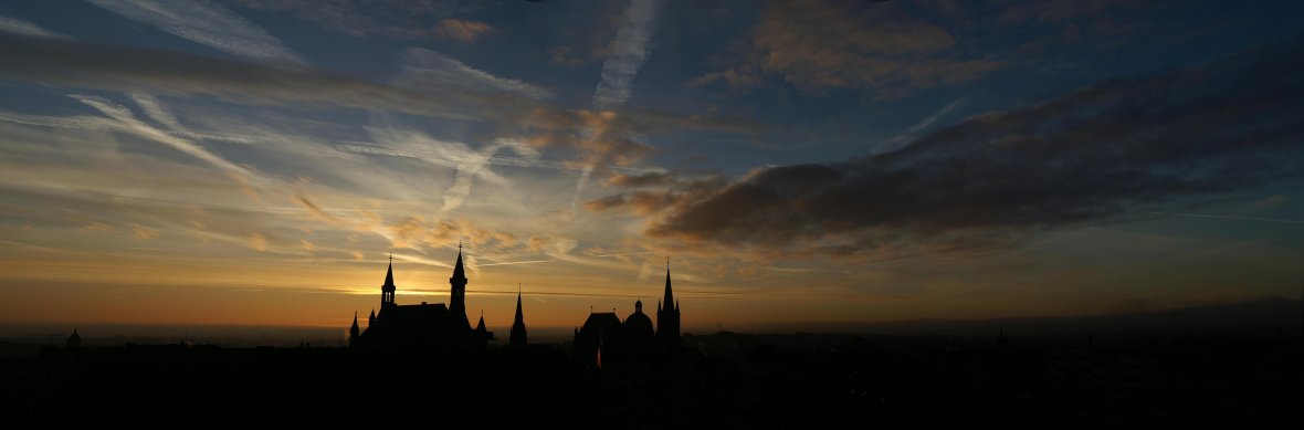 Image de la ligne d'horizon d'Aix-la-Chapelle avec un ciel nuageux