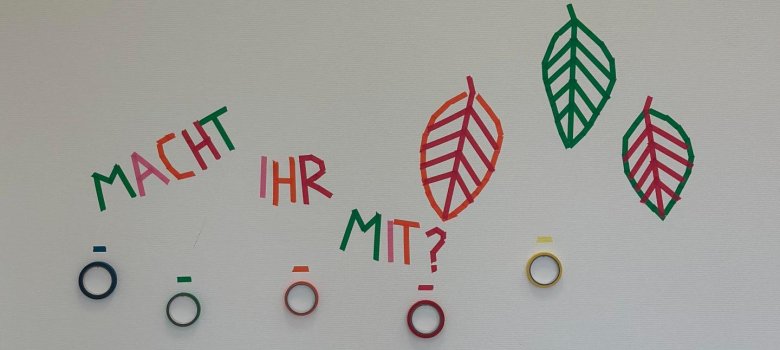 Sur le mur, il est écrit : "Tu participes ?"