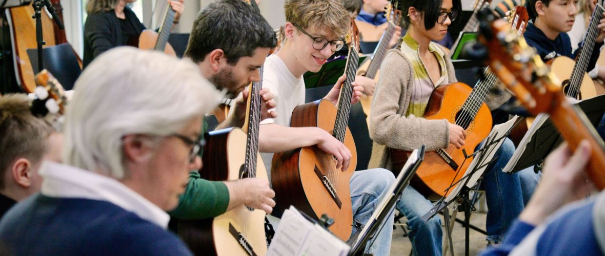 Plusieurs guitaristes jouent
