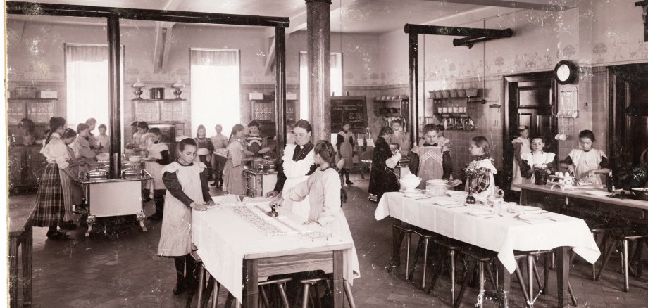 Cours de cuisine à l'école primaire de la Luisenstraße, vers 1900 (PHOTO 61-596)