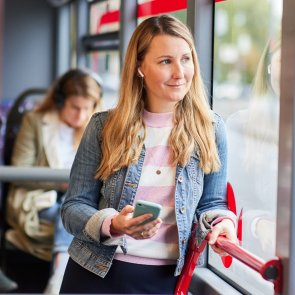 Femme dans le bus