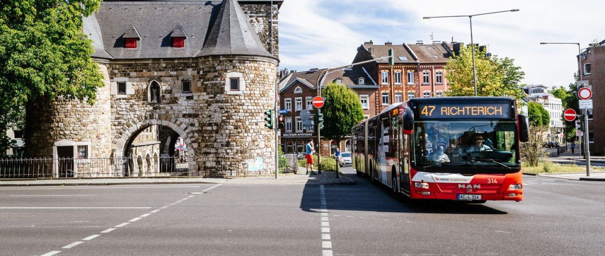 Bus à la porte du Pont