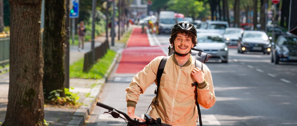 Un cycliste en route sur un itinéraire prioritaire pour les vélos