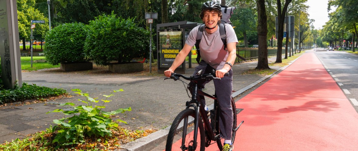 Un cycliste en route sur un itinéraire prioritaire pour les vélos