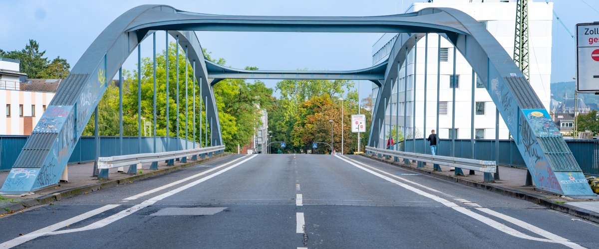 Vue sur la chaussée depuis le pont de Burtscheid, en direction du centre-ville
