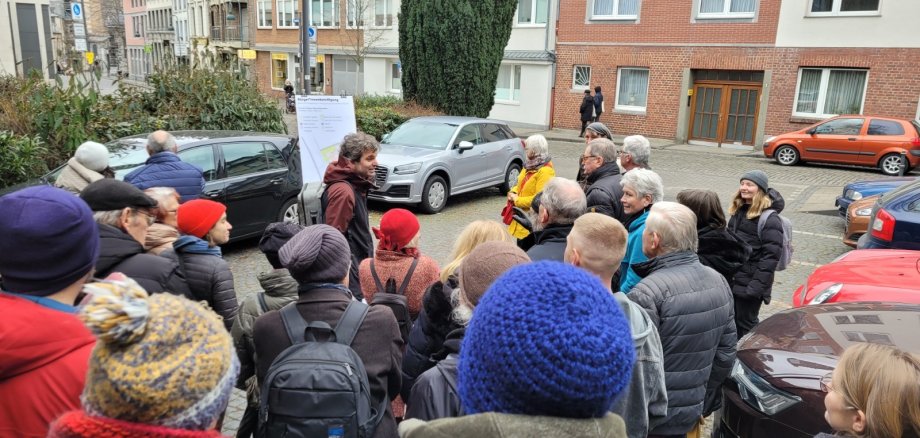 Les participants à une consultation citoyenne s'informent sur place du réaménagement de la Klappergasse et de la Rennbahn à Aix-la-Chapelle.
