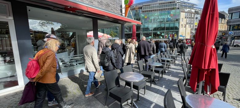 Les participants à une réunion publique se promènent dans le centre-ville