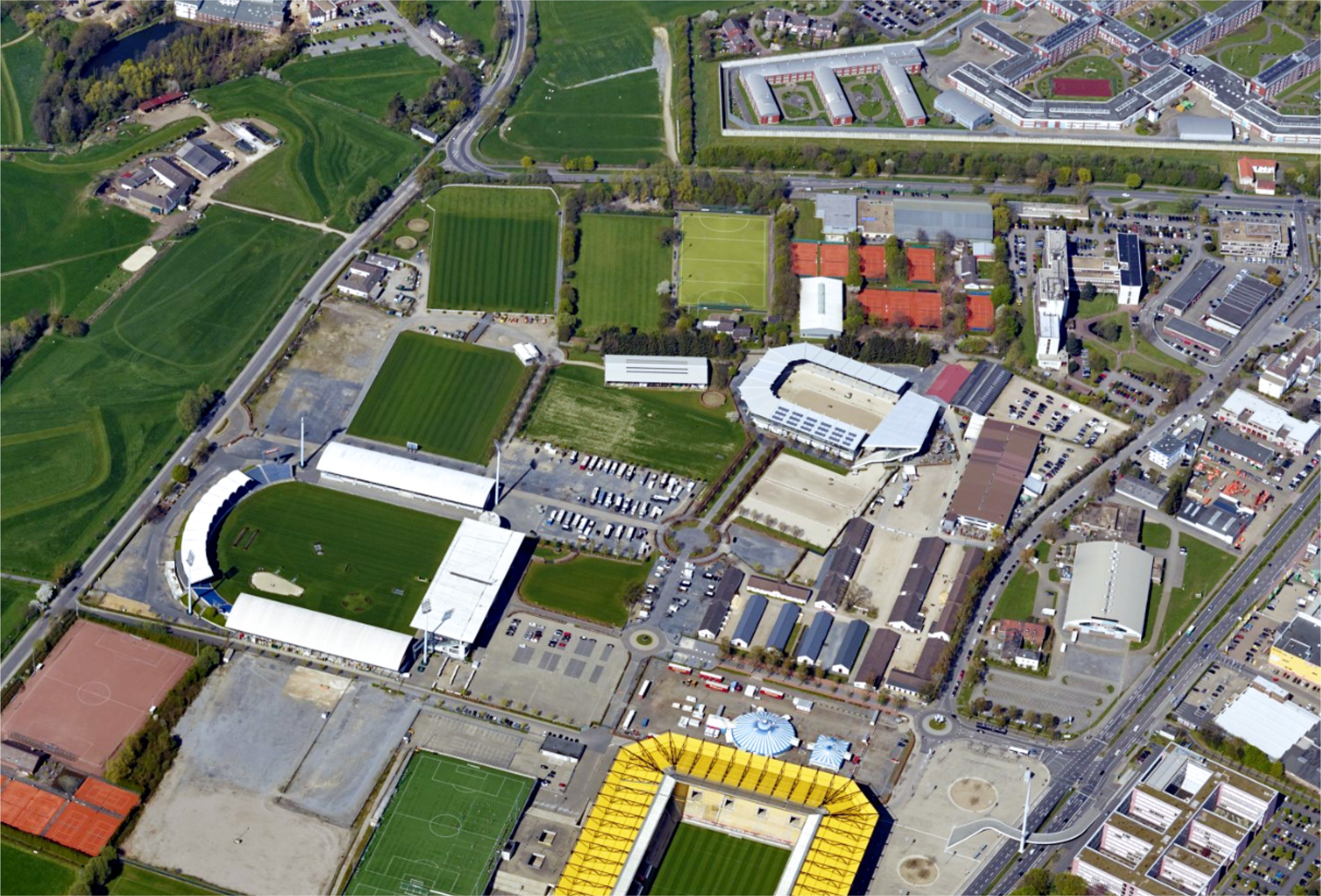 Vue aérienne oblique de la zone du Sportpark Soers à Aix-la-Chapelle.