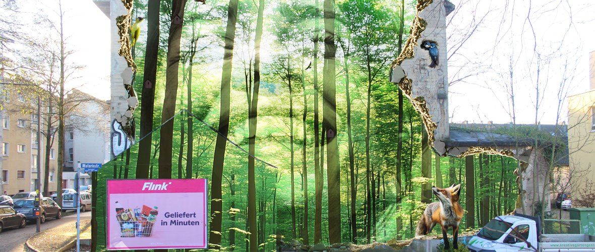 Un mur avec des arbres et une personne souriante en arrière-plan