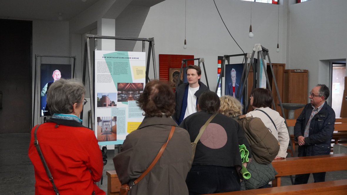 Les visiteurs* regardent les panneaux pendant une visite guidée de Baukultur NRW