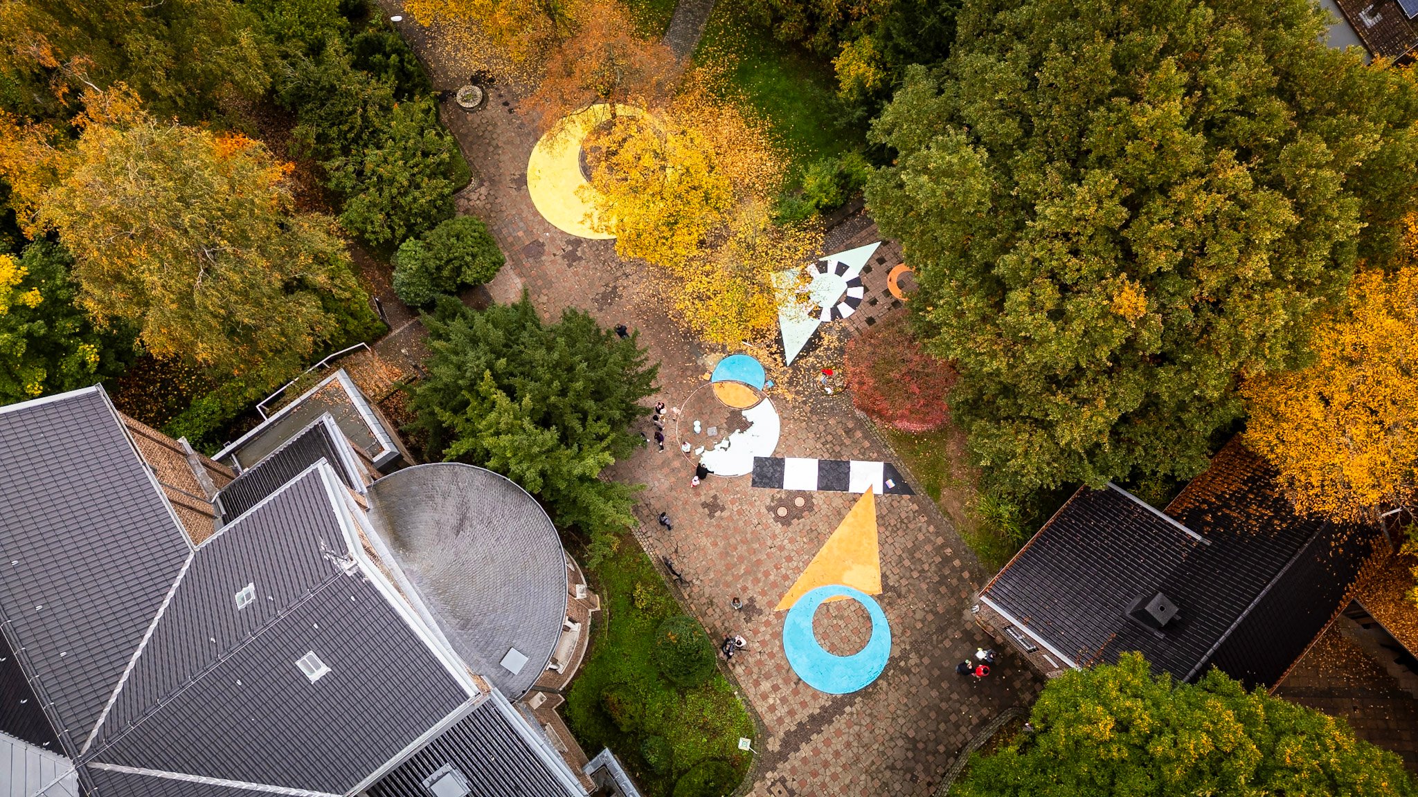 Vue aérienne de la peinture de la place terminée. Différentes formes comme des carrés, des triangles et des cercles de couleurs vives.