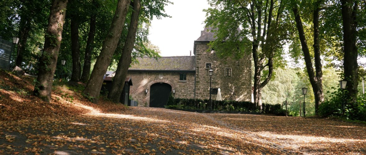 La petite maison Alt Linzens, cachée derrière un chemin forestier