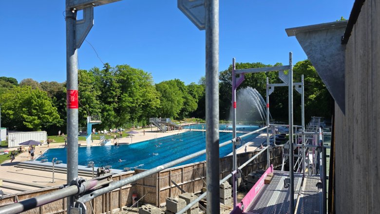 Le chantier et la piscine en plein air fonctionnent en parallèle.
