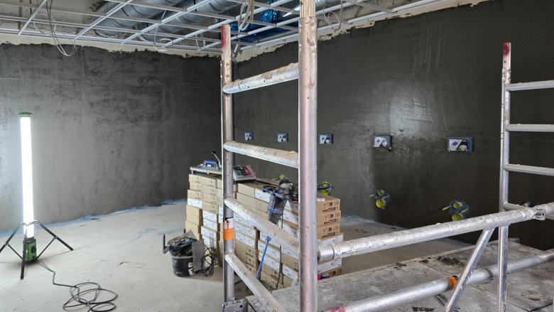 Les travaux de carrelage avancent, ici on peut voir les travaux d'étanchéité.