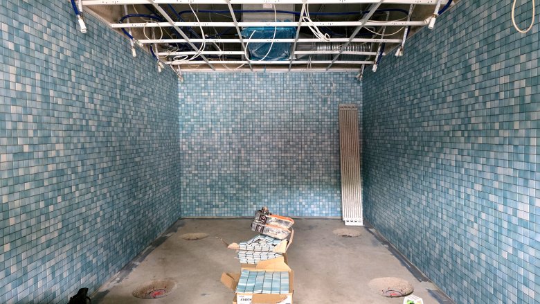 Les travaux de carrelage avancent.