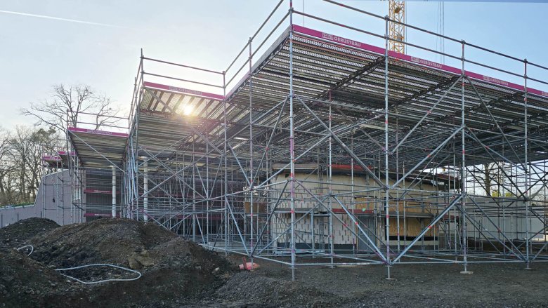 L'échafaudage spatial pour le montage du toit énergétique a été mis en place.