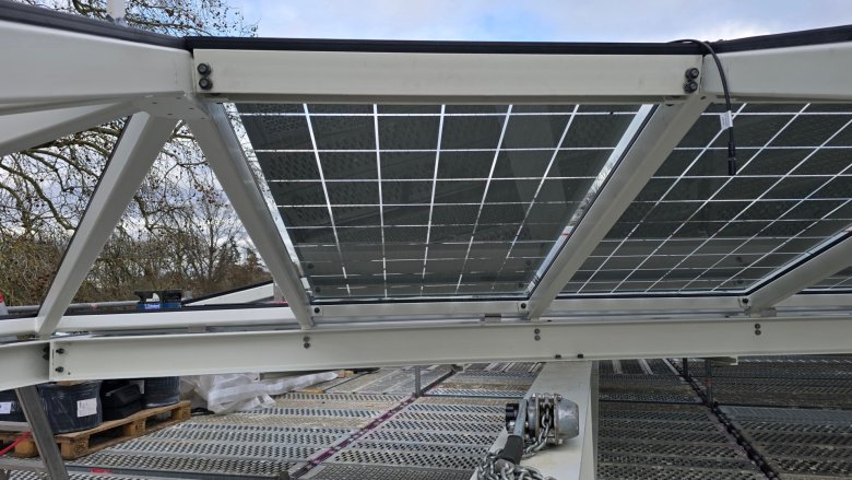 Les premiers modules photovoltaïques sont installés.