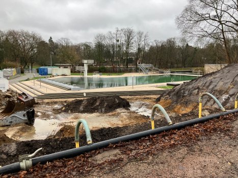 Champ de construction sous la pluie